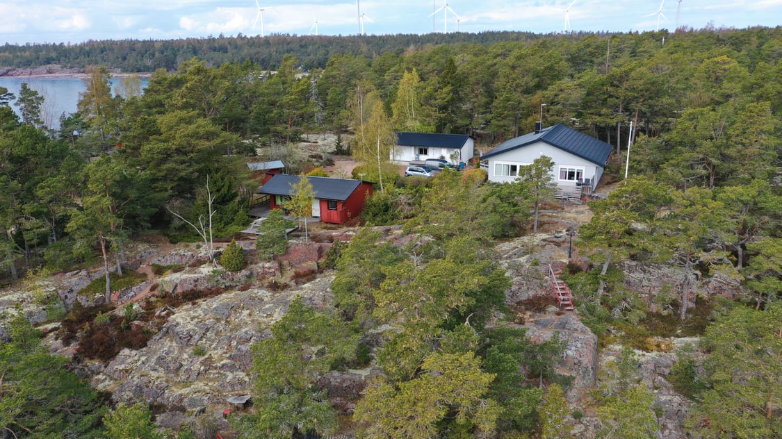 Strandområde med fritidsbostäder, garage och båthus i Degersand i Eckerö