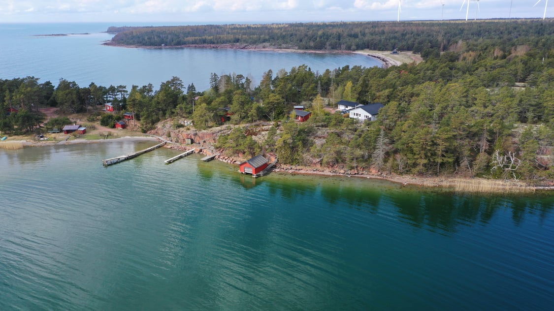 Strandområde med fritidsbostäder, garage och båthus i Degersand i Eckerö