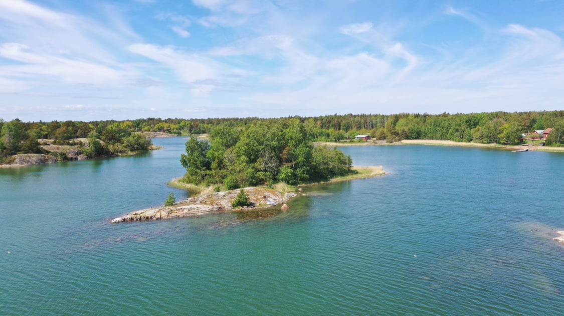 Liten holme i Västeränga, Lemland