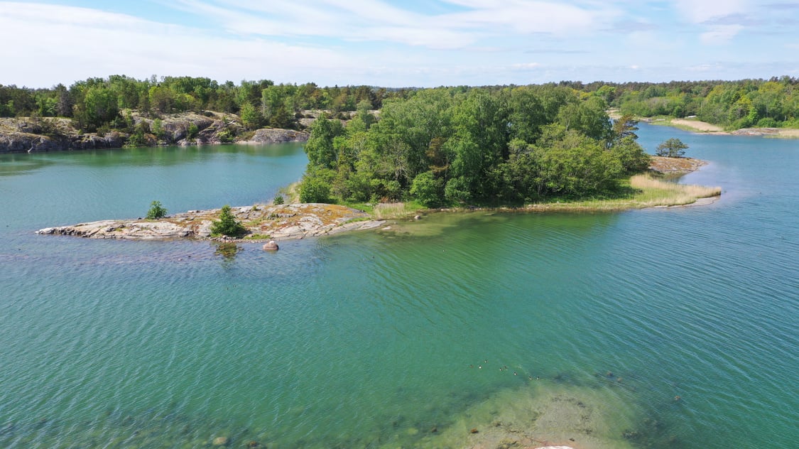 Liten holme i Västeränga, Lemland