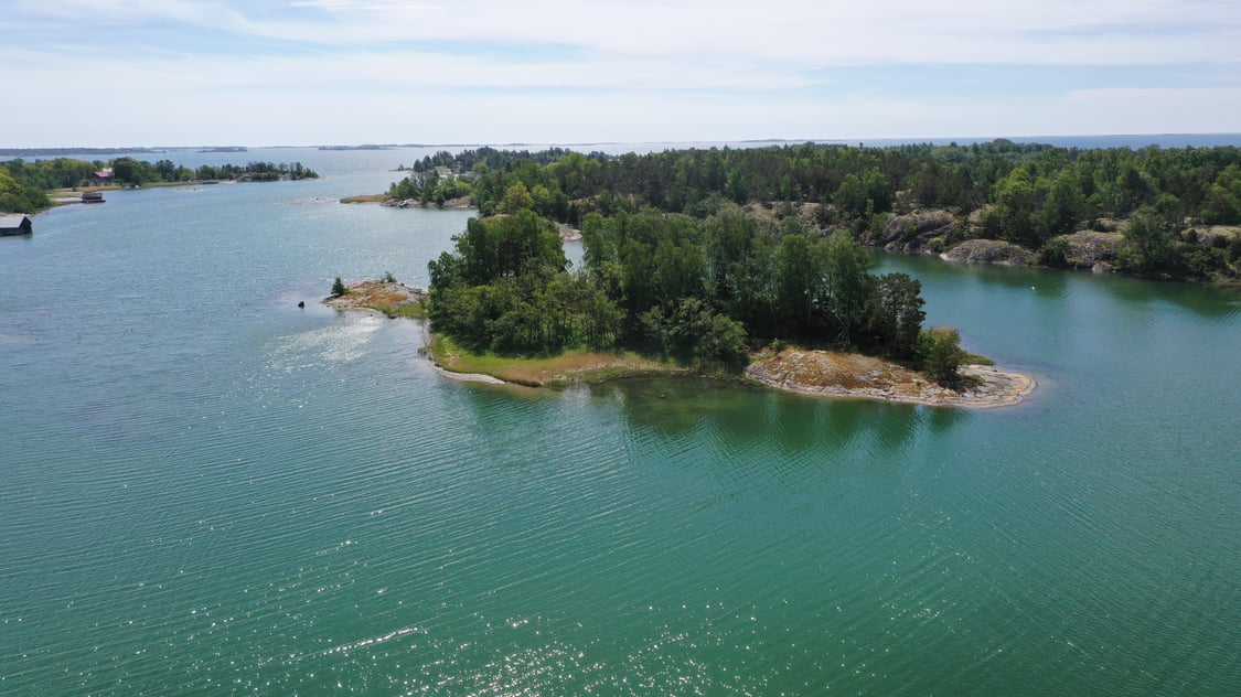 Liten holme i Västeränga, Lemland