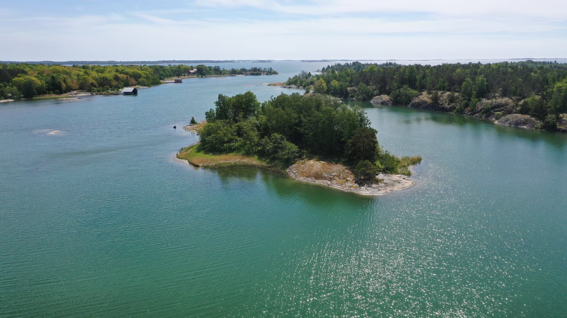 Liten holme i Västeränga, Lemland
