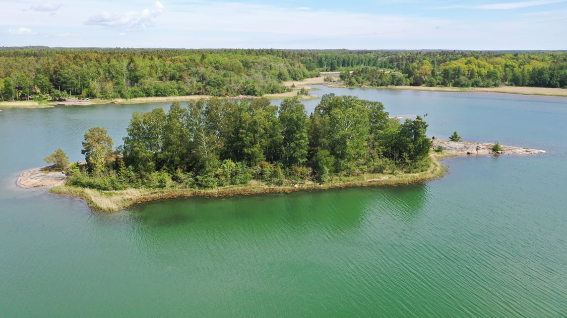 Liten holme i Västeränga, Lemland
