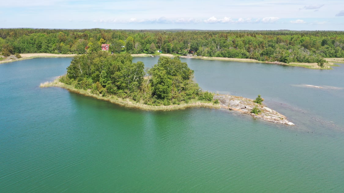 Liten holme i Västeränga, Lemland