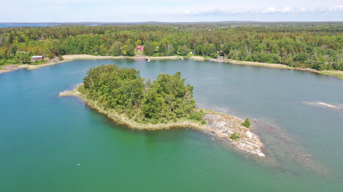 Liten holme i Västeränga, Lemland