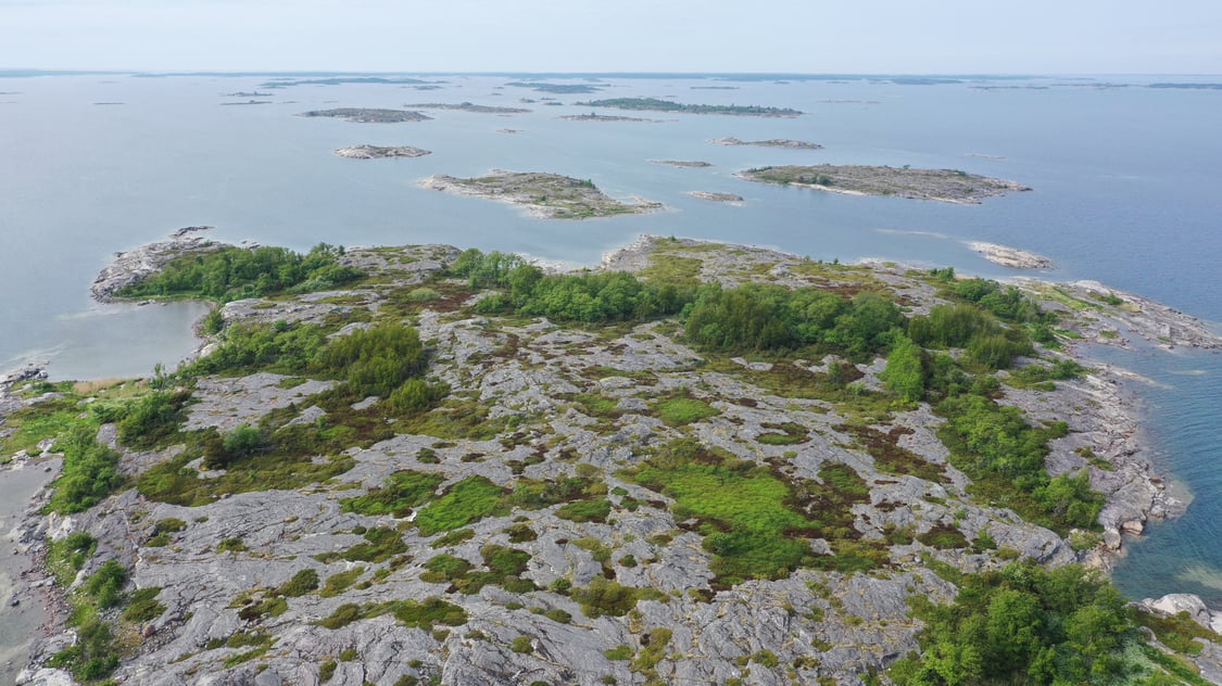 Två holmar, ett stort strandområde och sju mindre holmar/bergsklackar samtliga i Kumlinge