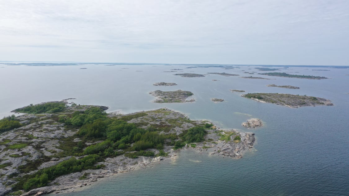 Två holmar, ett stort strandområde och sju mindre holmar/bergsklackar samtliga i Kumlinge