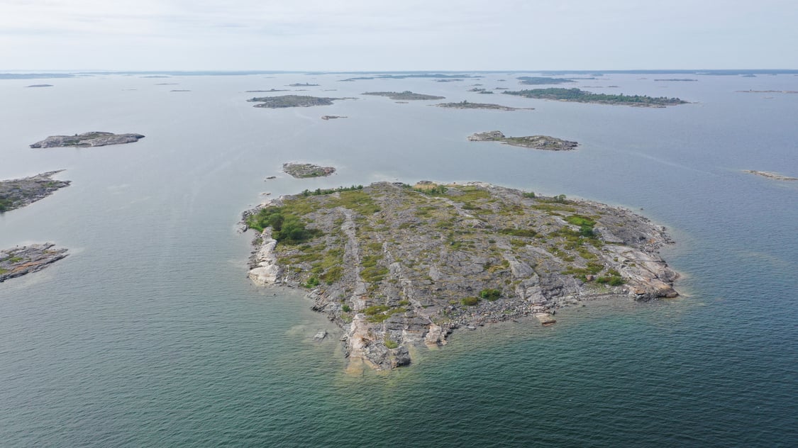 Två holmar, ett stort strandområde och sju mindre holmar/bergsklackar samtliga i Kumlinge