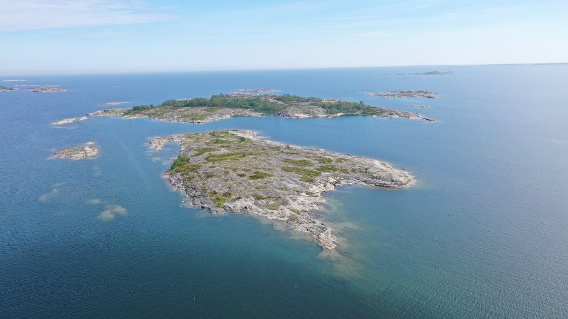 Två holmar, ett stort strandområde och sju mindre holmar/bergsklackar samtliga i Kumlinge