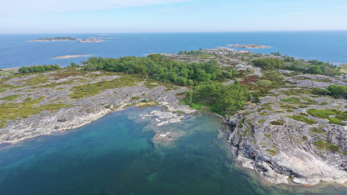 Två holmar, ett stort strandområde och sju mindre holmar/bergsklackar samtliga i Kumlinge