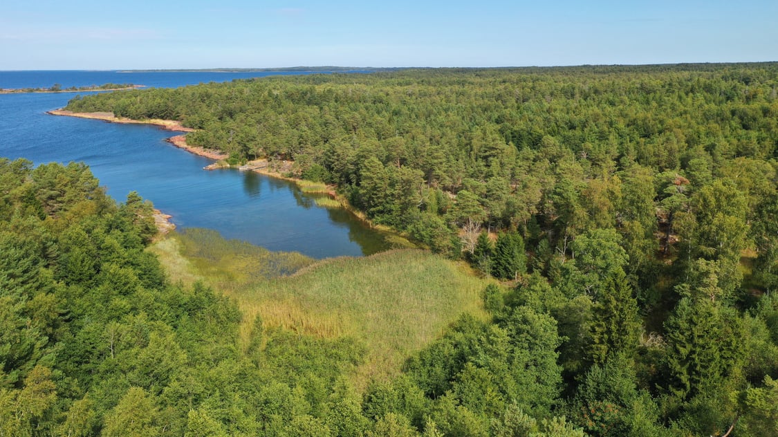 Bergsbunden strandtomt med västerläge i Storby, Eckerö.