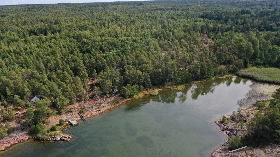 Bergsbunden strandtomt med västerläge i Storby, Eckerö.