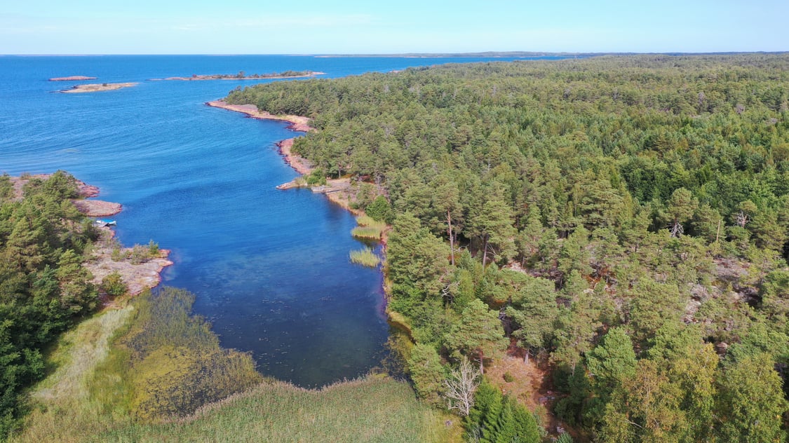 Bergsbunden strandtomt med västerläge i Storby, Eckerö.