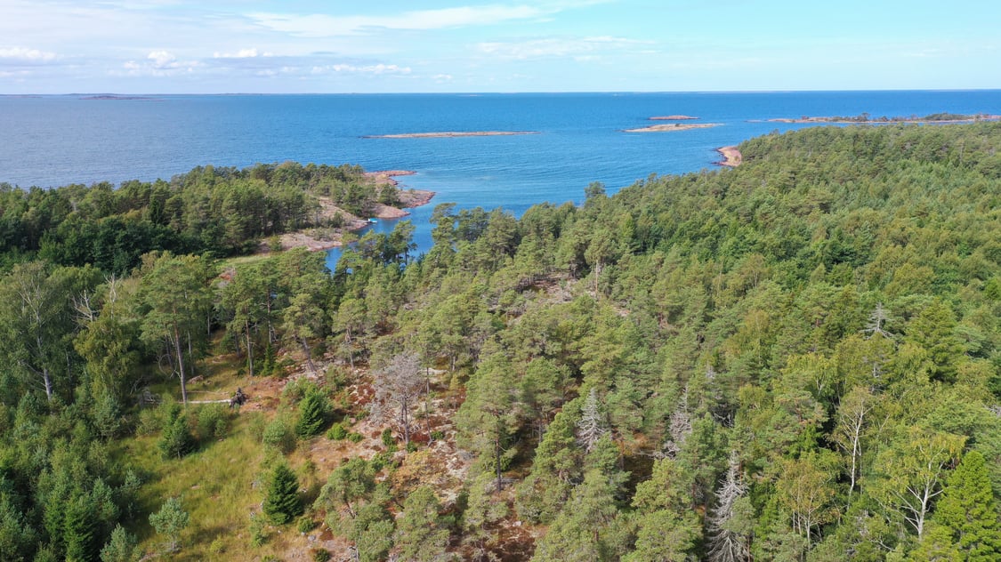 Bergsbunden strandtomt med västerläge i Storby, Eckerö.